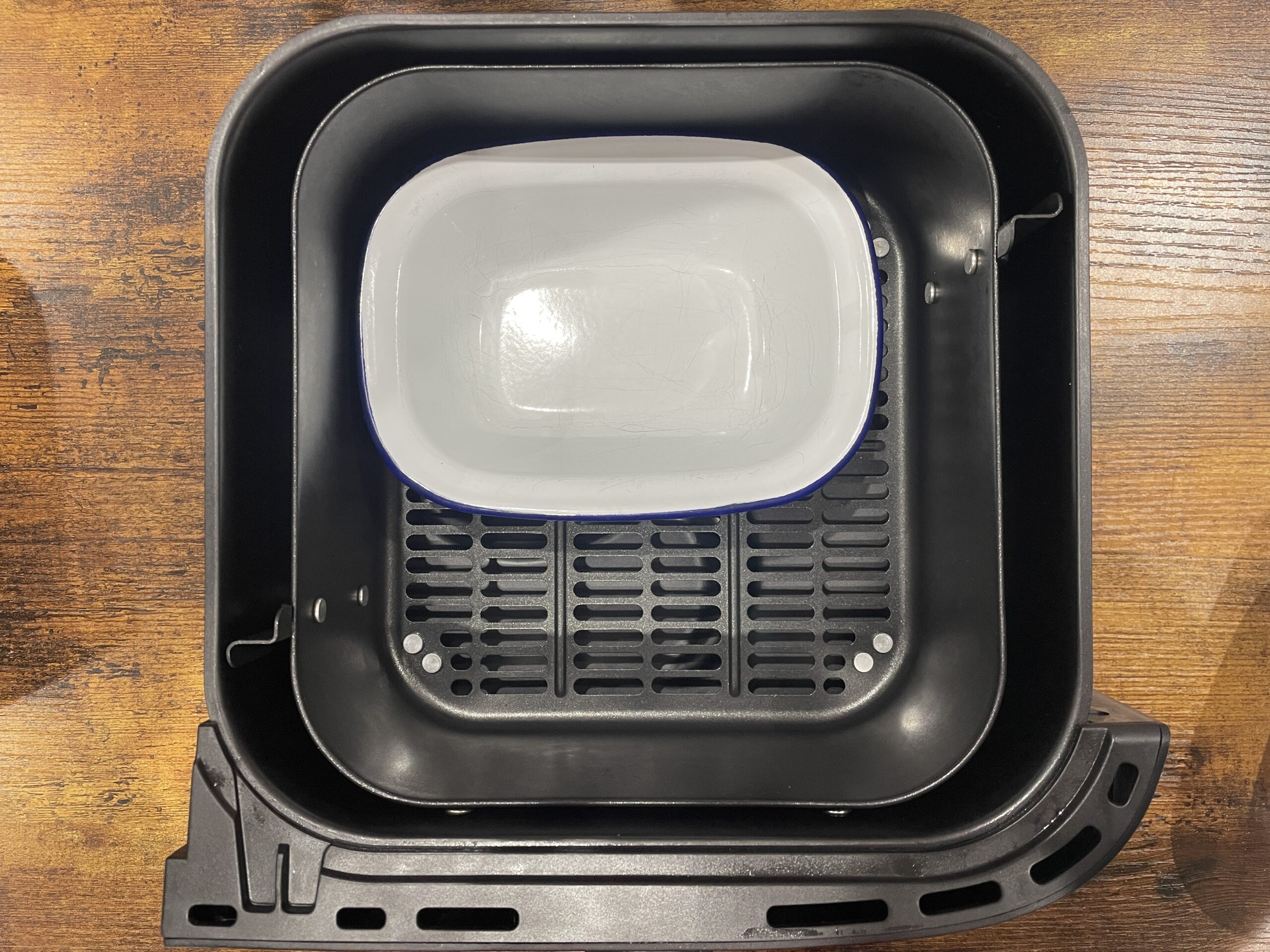 enamel dish in large drawer of philips 3000 air fryer