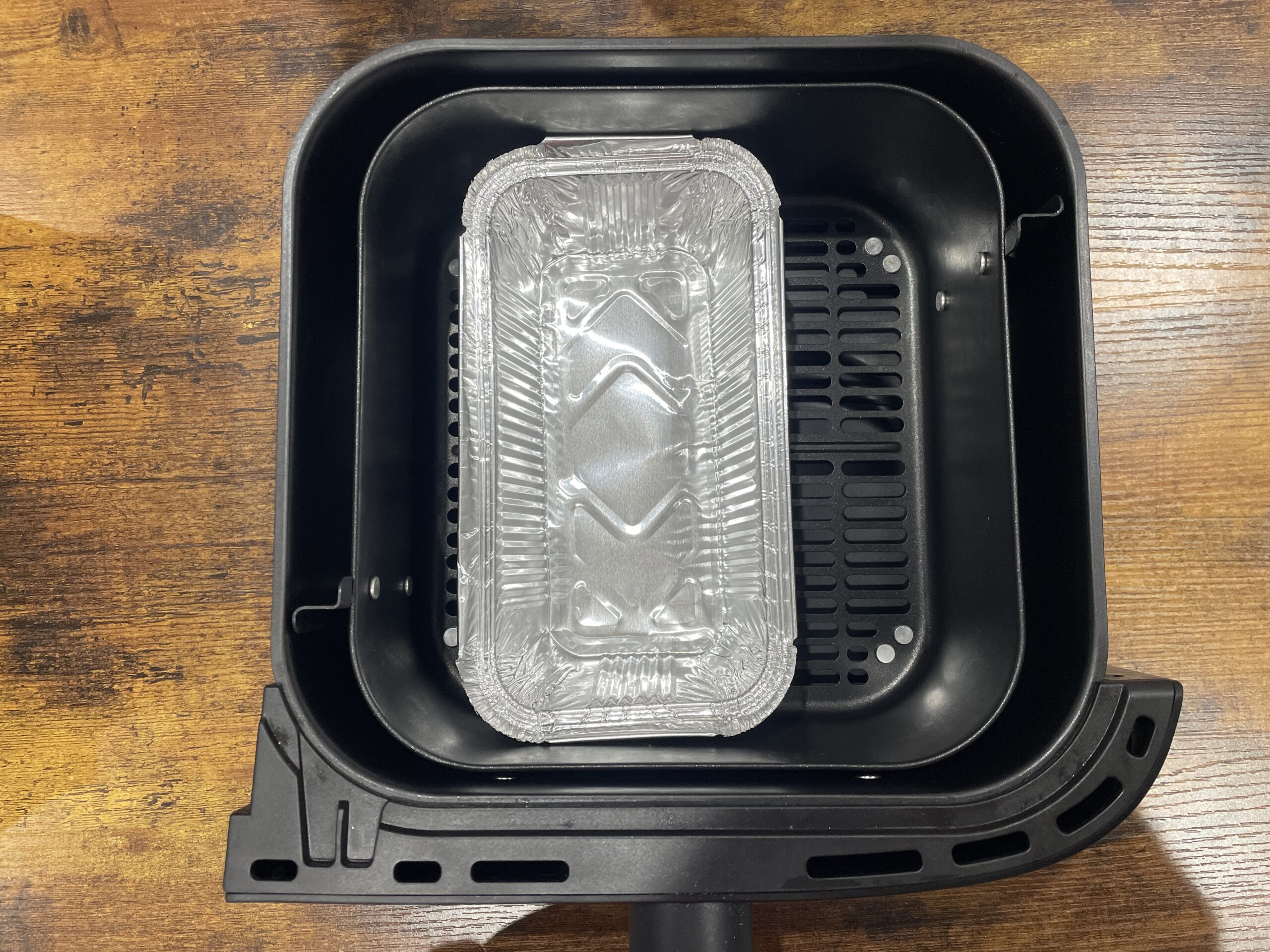 aluminium foil reusable dish inside the large drawer of the philips 3000 series air fryer