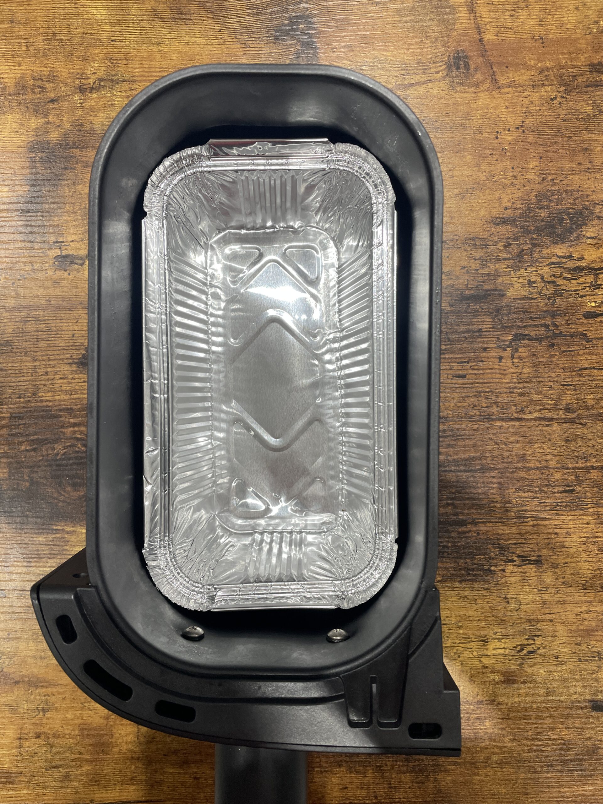 aluminium foil container shown inside the small 3l drawer of the philips 300 series air fryer