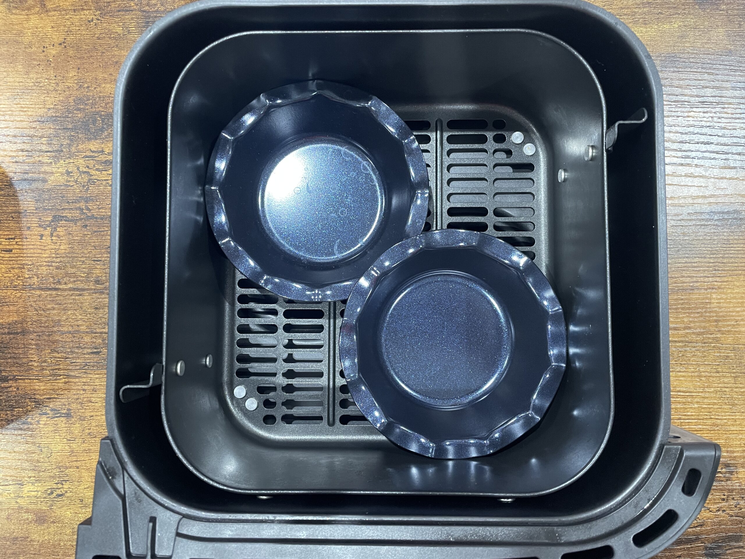 overlapping Lakleand pie dishes in the large drawer of the Philips 3000 air fryer