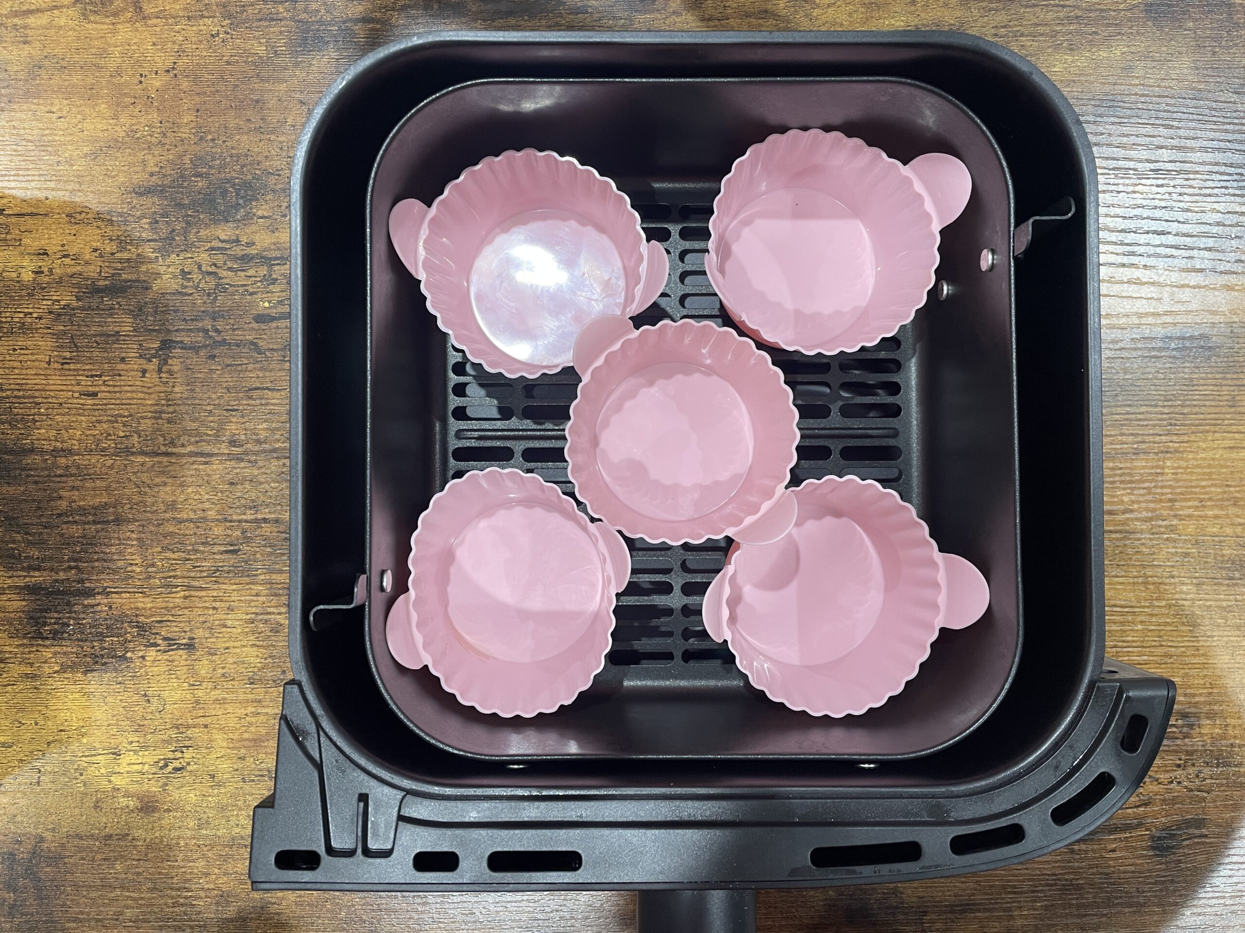 five pink silicone cupcake moulds in the large drawer of the philips 3000 series air fryer